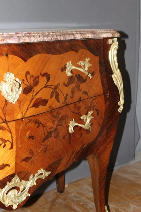 Commode de style Louis XV en marqueterie vers 1930