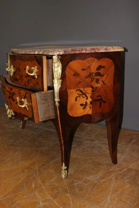 Commode de style Louis XV en marqueterie vers 1930