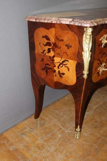 Commode de style Louis XV en marqueterie vers 1930
