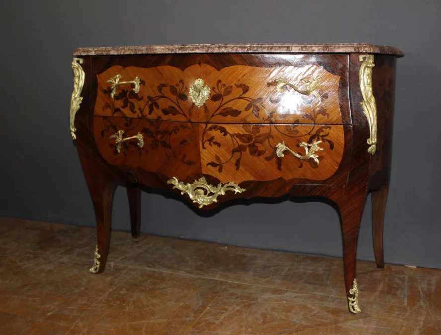 Commode de style Louis XV en marqueterie vers 1930