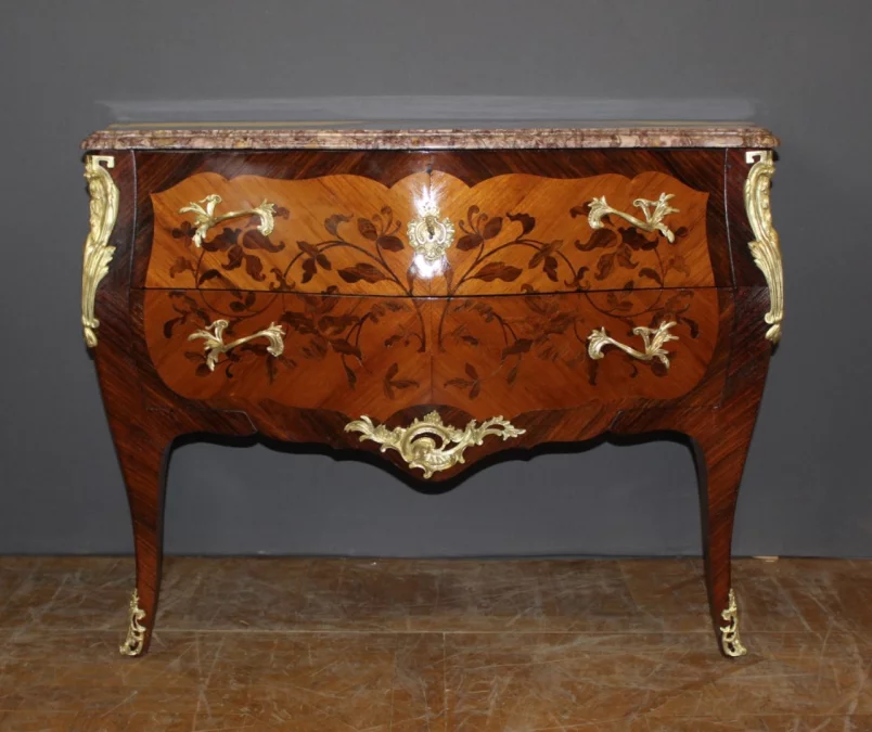 Commode de style Louis XV en marqueterie vers 1930
