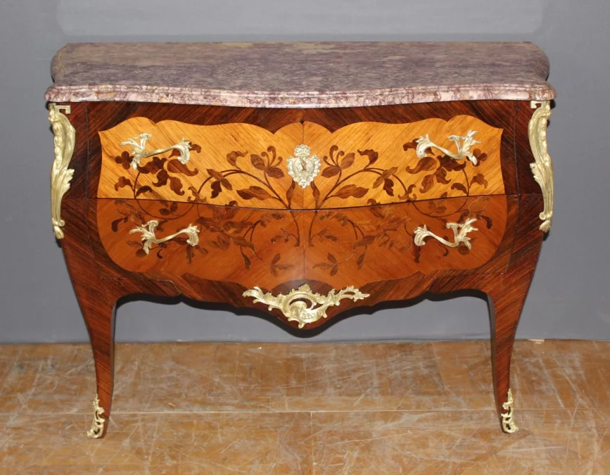 Commode de style Louis XV en marqueterie vers 1930