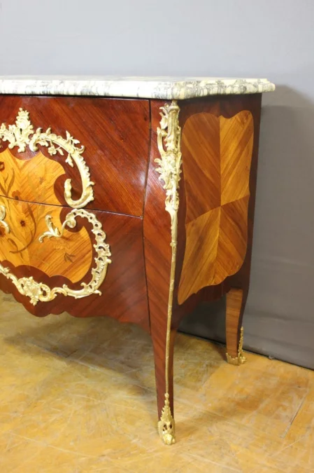 Commode de style Louis XV en Marqueterie vers 1900