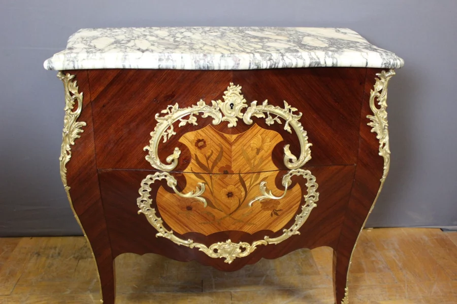 Commode de style Louis XV en Marqueterie vers 1900