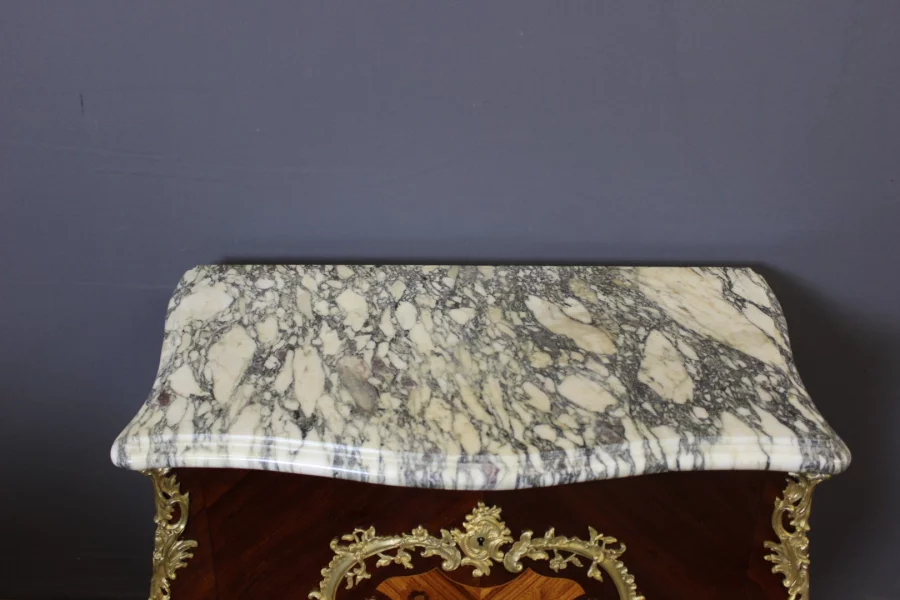 Commode de style Louis XV en Marqueterie vers 1900