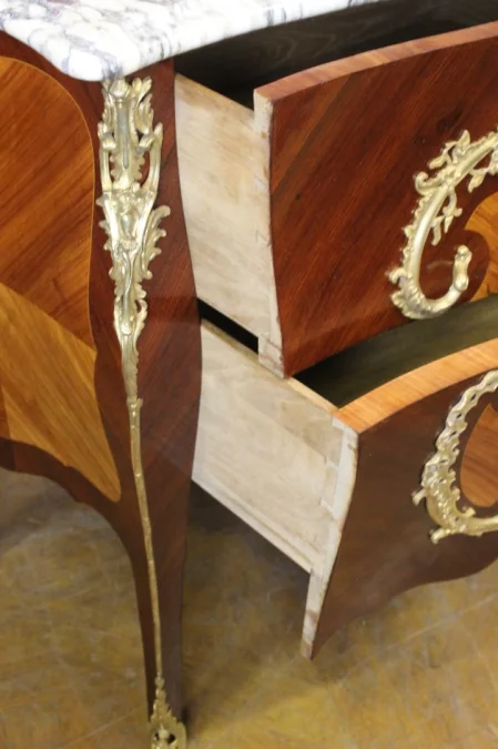 Commode de style Louis XV en Marqueterie vers 1900