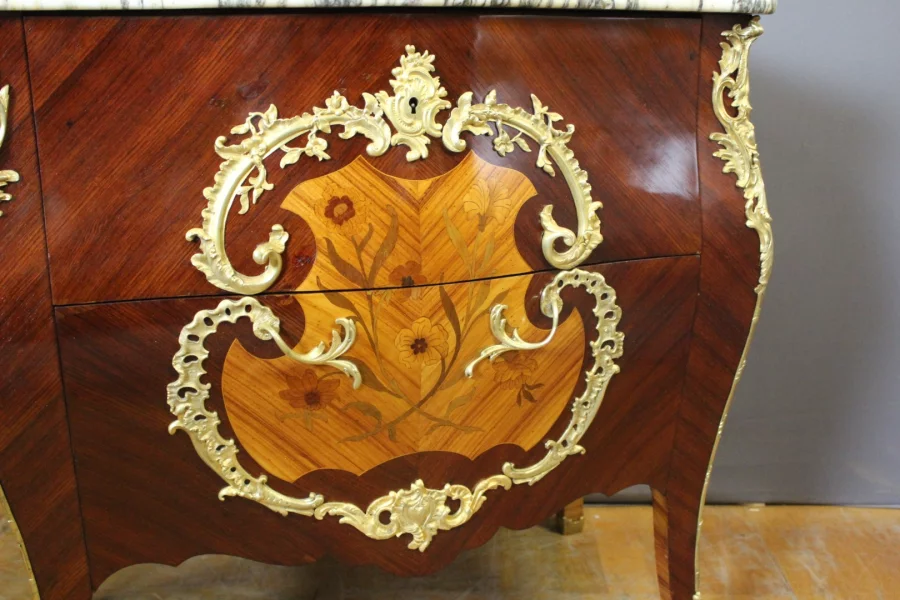 Commode de style Louis XV en Marqueterie vers 1900