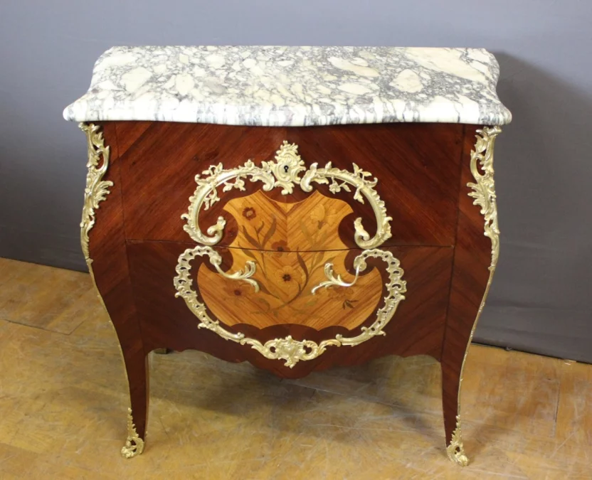 Commode de style Louis XV en Marqueterie vers 1900