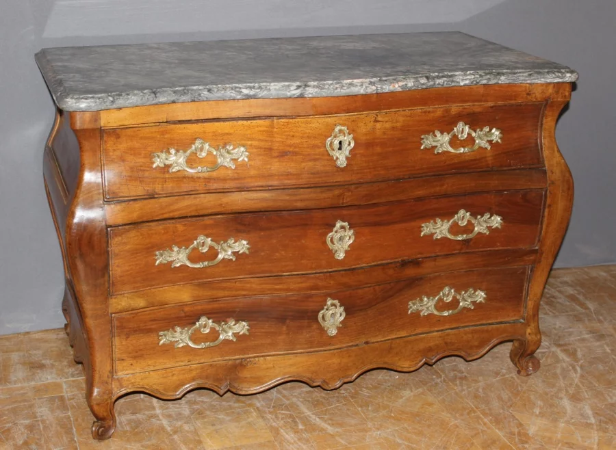 Commode Tombeau en Noyer du XVIIIe