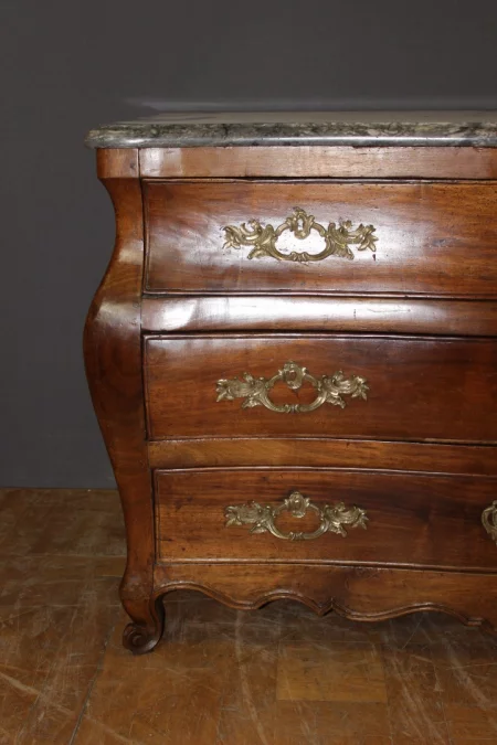 Commode Tombeau en Noyer du XVIIIe