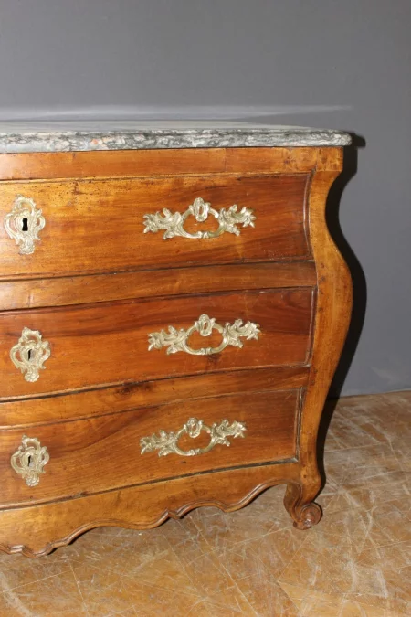 Commode Tombeau en Noyer du XVIIIe