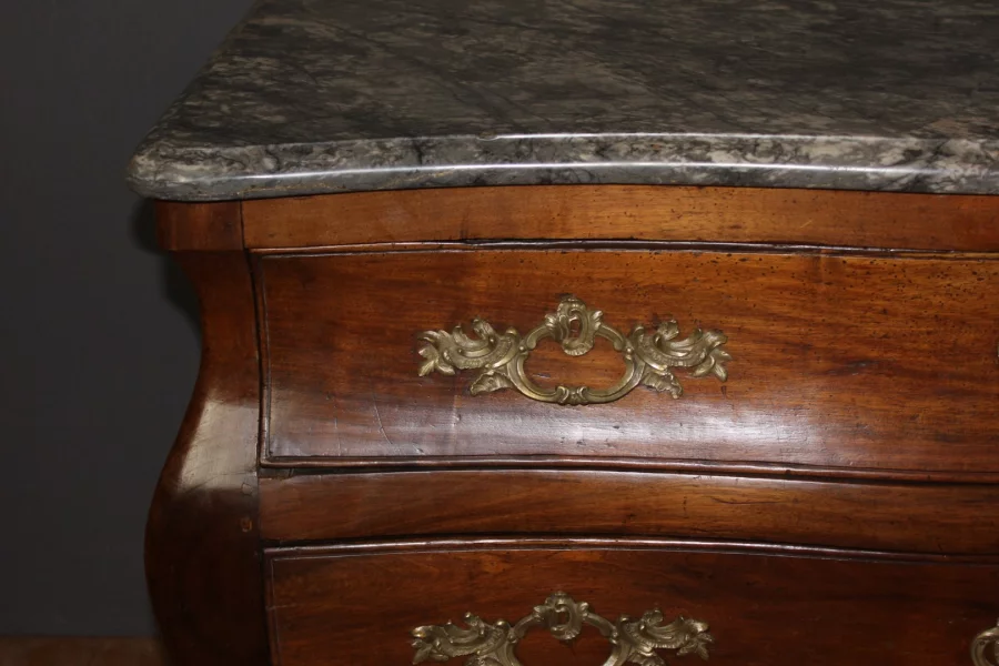 Commode Tombeau en Noyer du XVIIIe