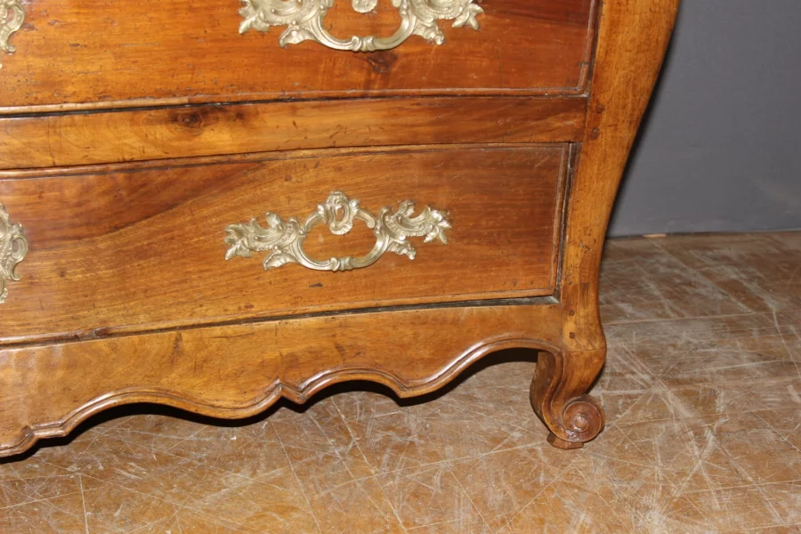 Commode Tombeau en Noyer du XVIIIe