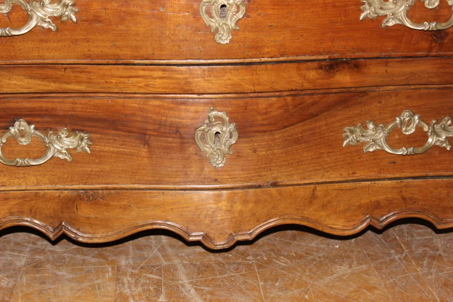 Commode Tombeau en Noyer du XVIIIe