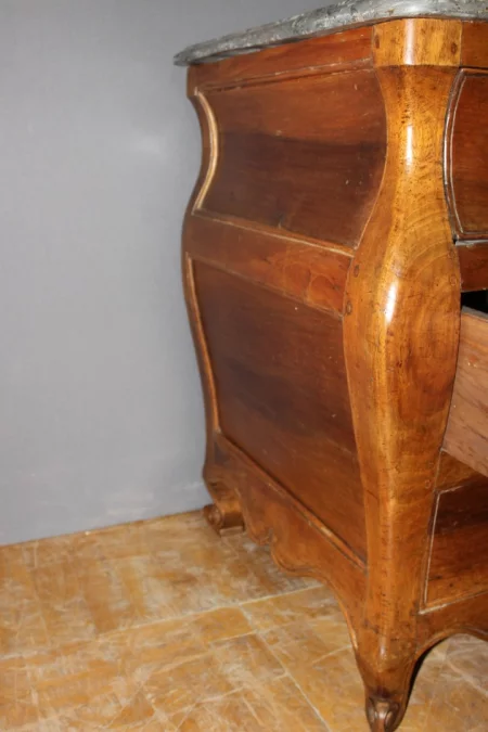 Commode Tombeau en Noyer du XVIIIe