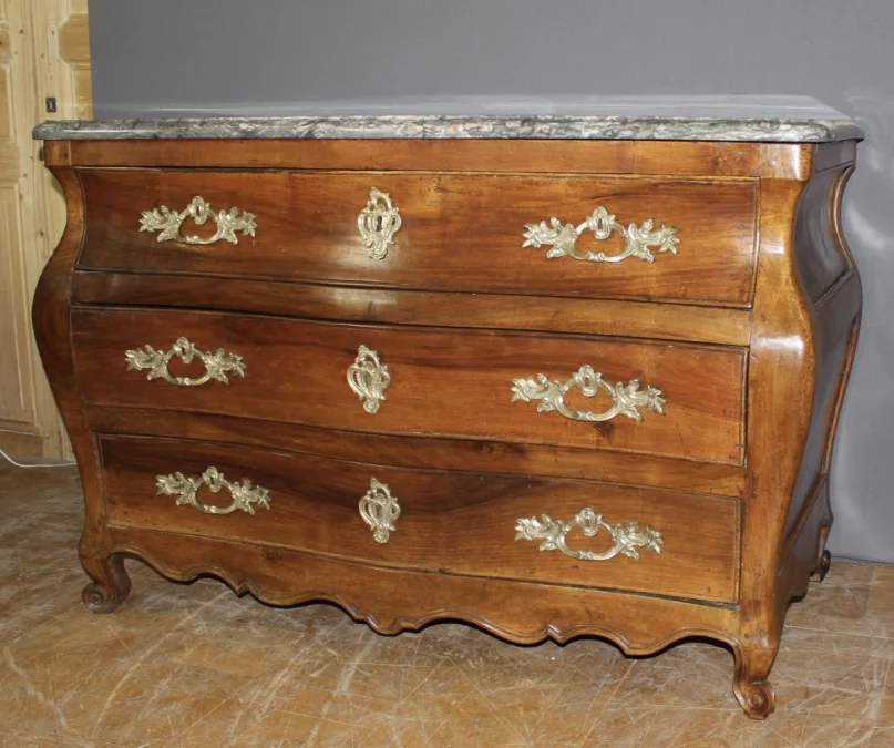 Commode Tombeau en Noyer du XVIIIe