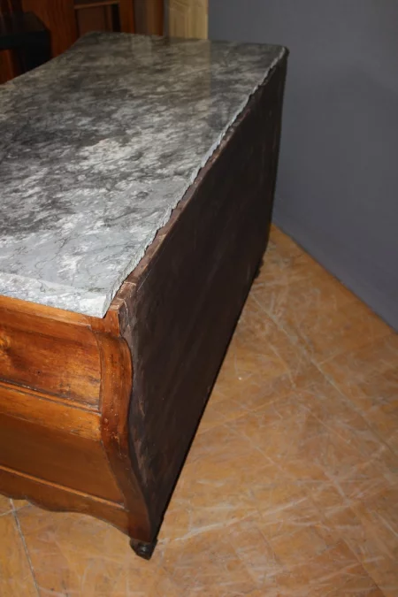 Commode Tombeau en Noyer du XVIIIe
