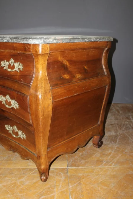 Commode Tombeau en Noyer du XVIIIe