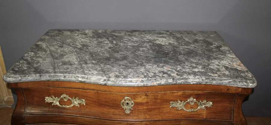 Commode Tombeau en Noyer du XVIIIe