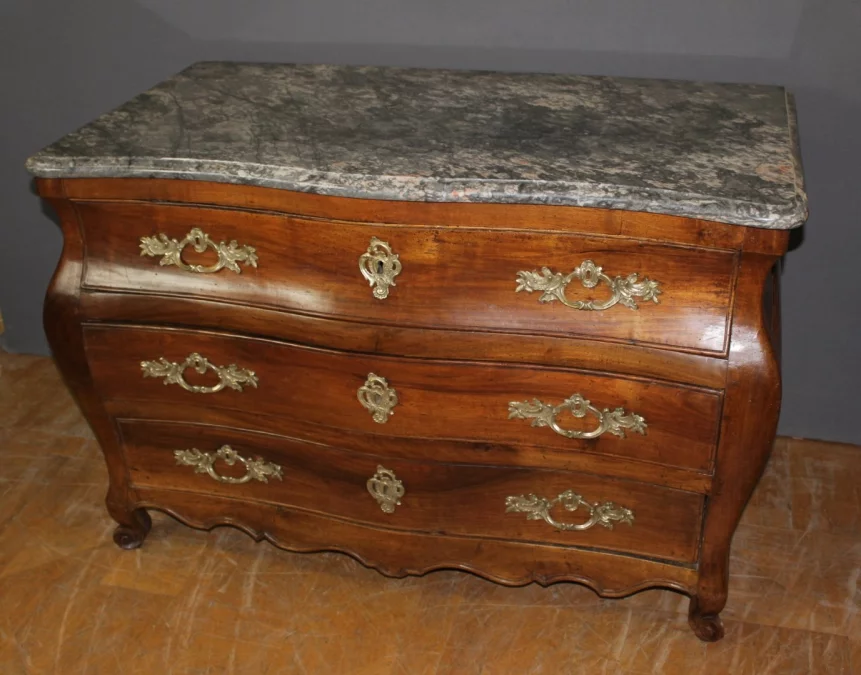Commode Tombeau en Noyer du XVIIIe
