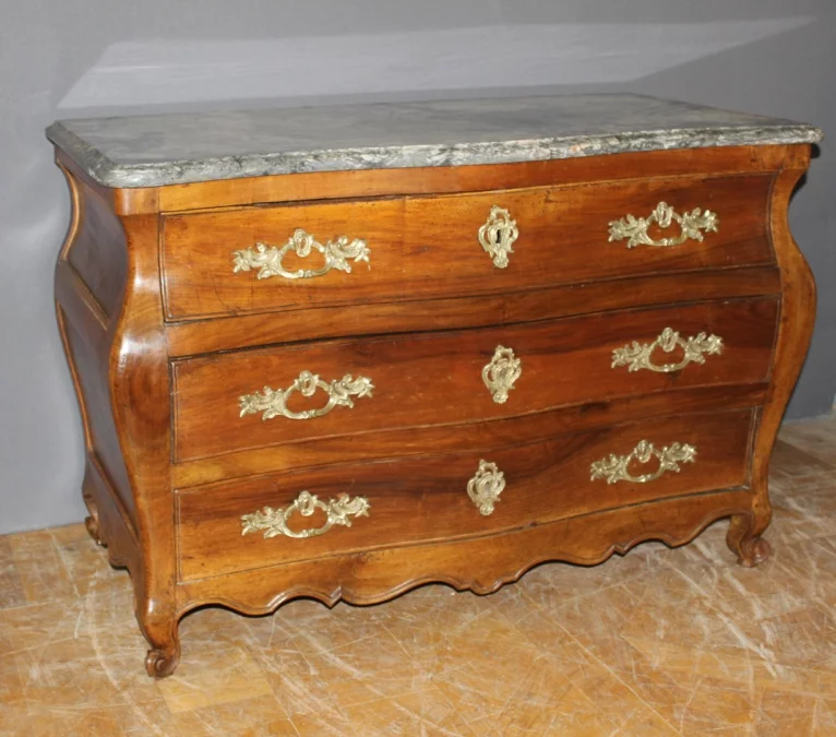Commode Tombeau en Noyer du XVIIIe