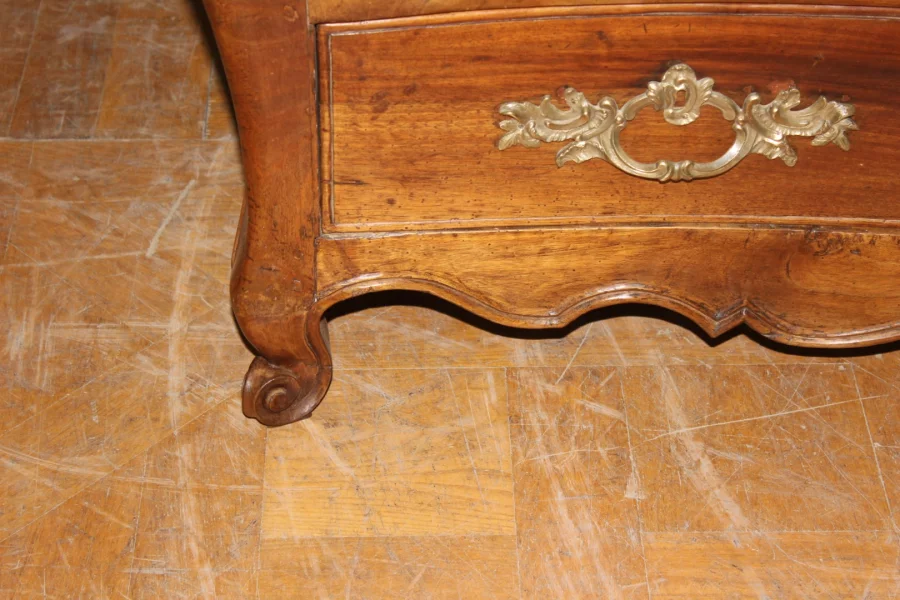 Commode Tombeau en Noyer du XVIIIe