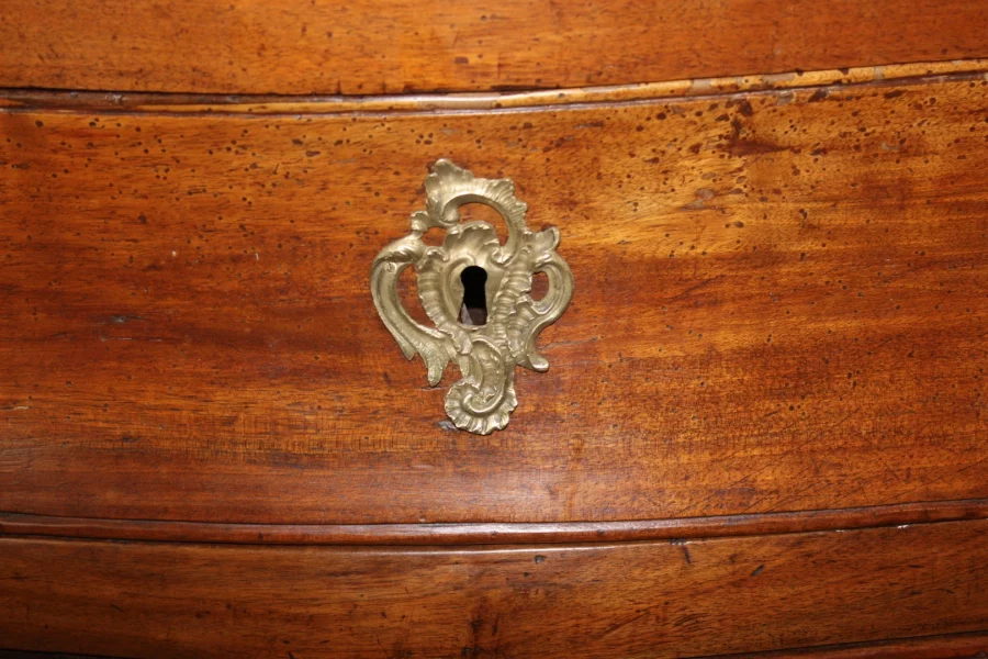 Commode Tombeau en Noyer du XVIIIe