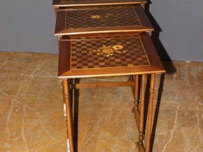 Suite de Quatre Tables Gigognes en Marqueterie de Fleurs vers 1900