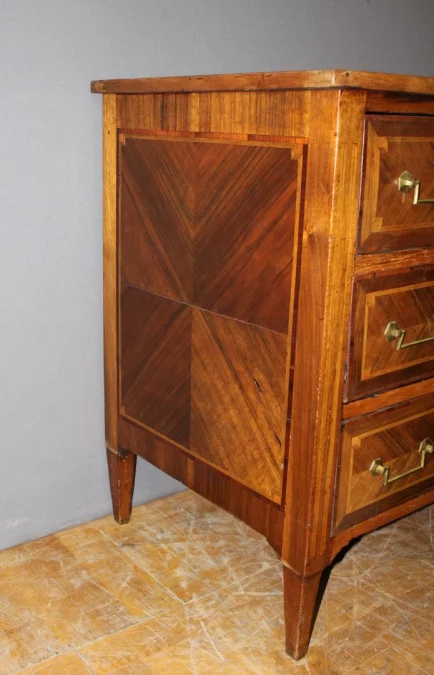 Commode Louis XVI à Ressaut en Marqueterie début XIX