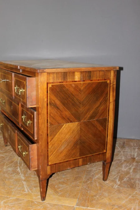 Commode Louis XVI à Ressaut en Marqueterie début XIX