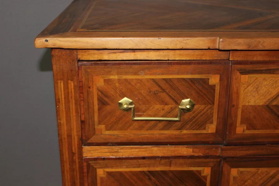 Commode Louis XVI à Ressaut en Marqueterie début XIX