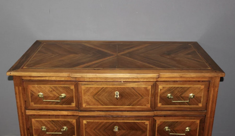 Commode Louis XVI à Ressaut en Marqueterie début XIX