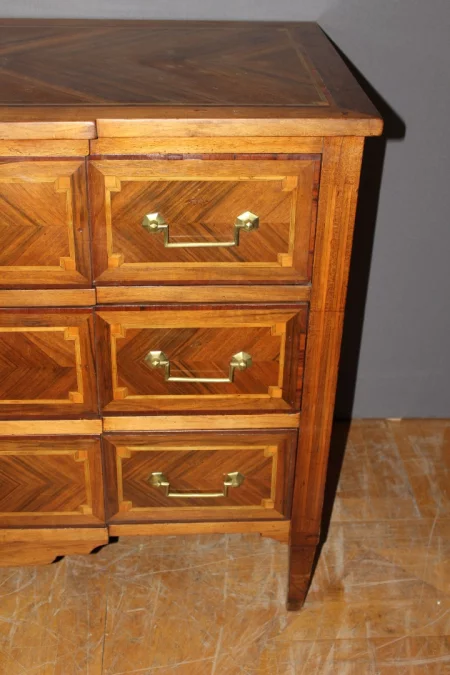 Commode Louis XVI à Ressaut en Marqueterie début XIX