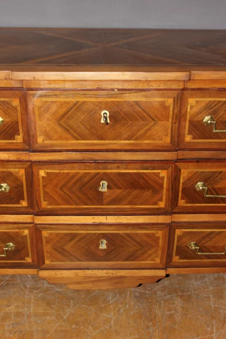 Commode Louis XVI à Ressaut en Marqueterie début XIX