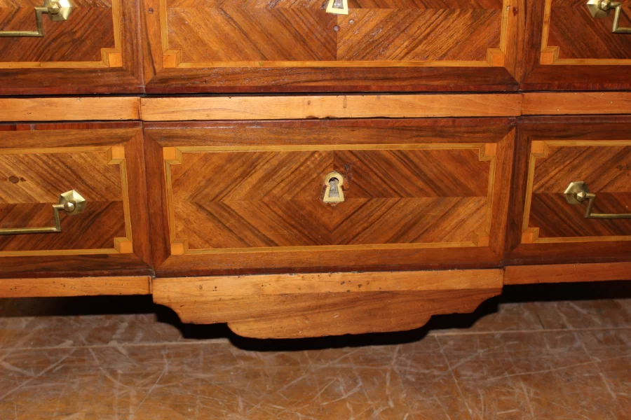 Commode Louis XVI à Ressaut en Marqueterie début XIX