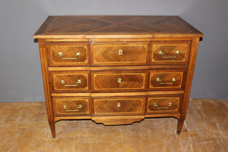 Commode Louis XVI à Ressaut en Marqueterie début XIX