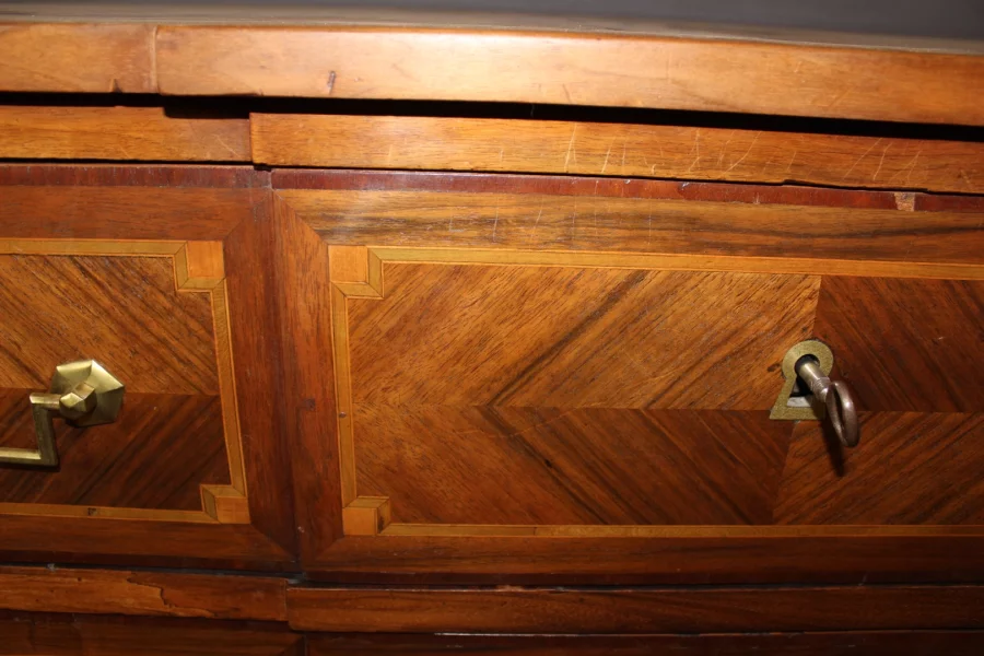 Commode Louis XVI à Ressaut en Marqueterie début XIX