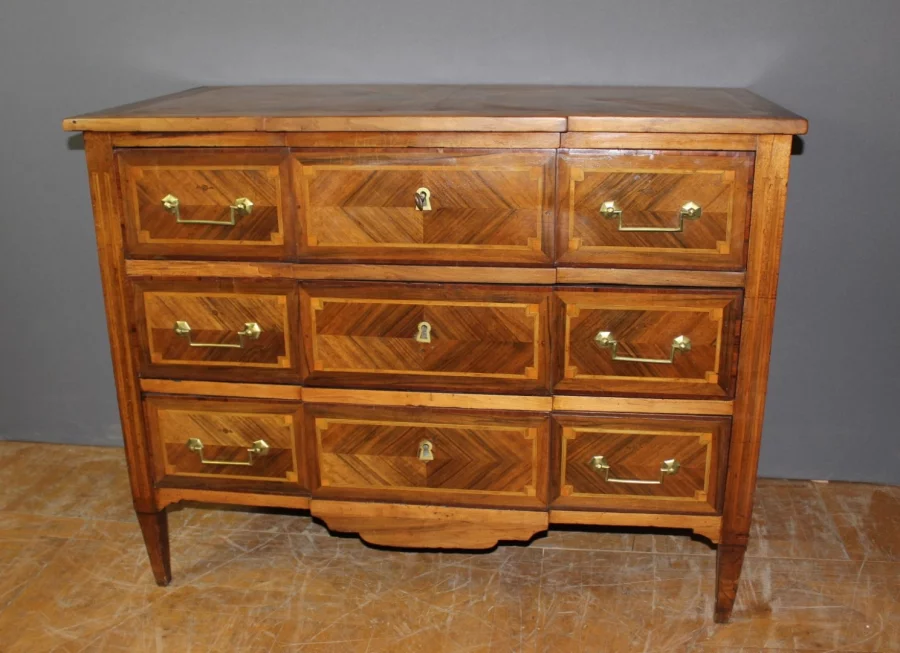 Commode Louis XVI à Ressaut en Marqueterie début XIX