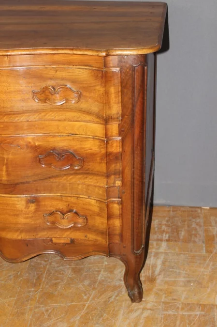 Commode Arbalète en Noyer XVIIIe