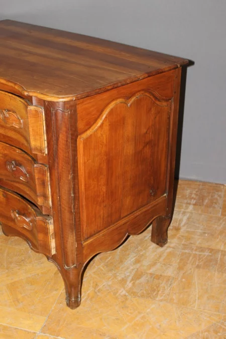 Commode Arbalète en Noyer XVIIIe