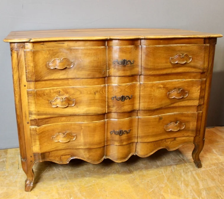 Commode Arbalète en Noyer XVIIIe