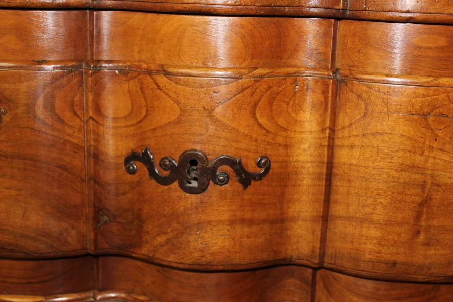 Commode Arbalète en Noyer XVIIIe