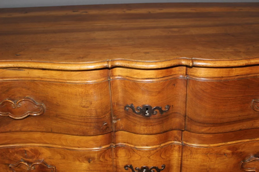 Commode Arbalète en Noyer XVIIIe