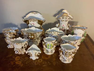 VIELE VASEN IN PORCELAIN DE PARIS