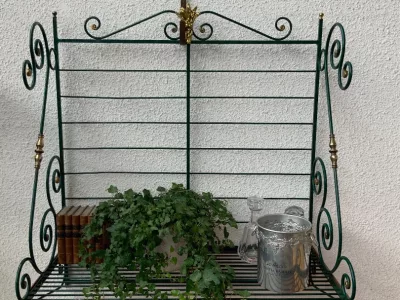 SCHMIEDEISENBROTREGALE