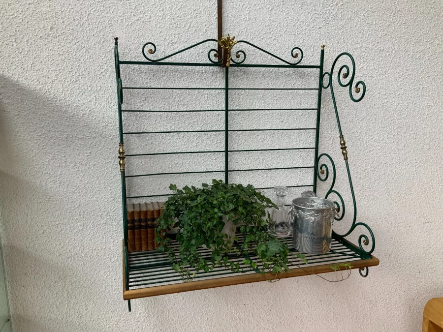 SCHMIEDEISENBROTREGALE