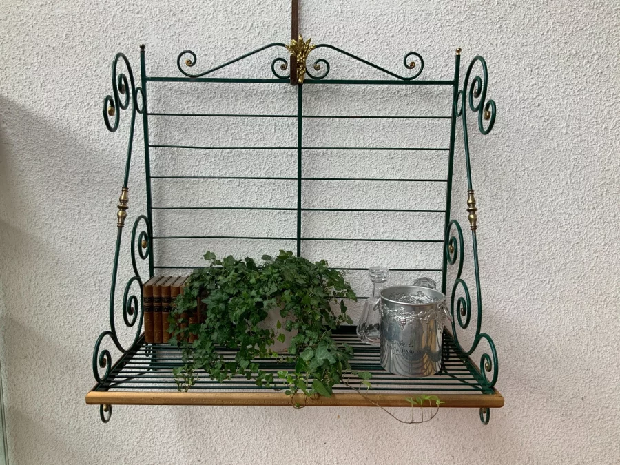 SCHMIEDEISENBROTREGALE