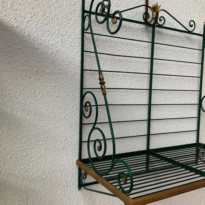 SCHMIEDEISENBROTREGALE