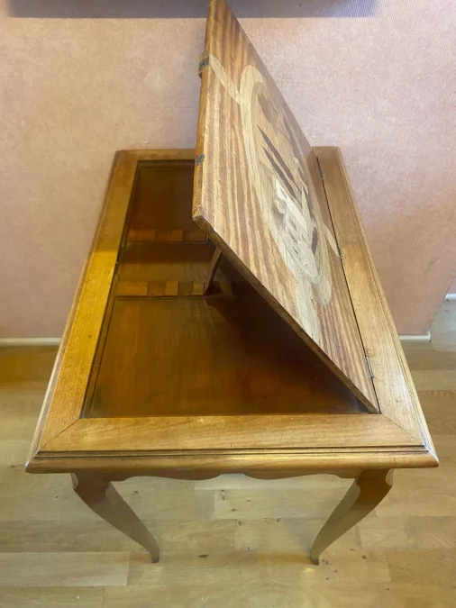 Table liseuse, 1 tiroir, décor de marqueterie. Très bon état.