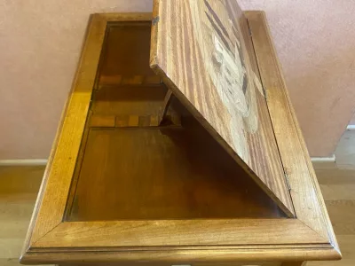 Table liseuse, 1 tiroir, décor de marqueterie. Très bon état.